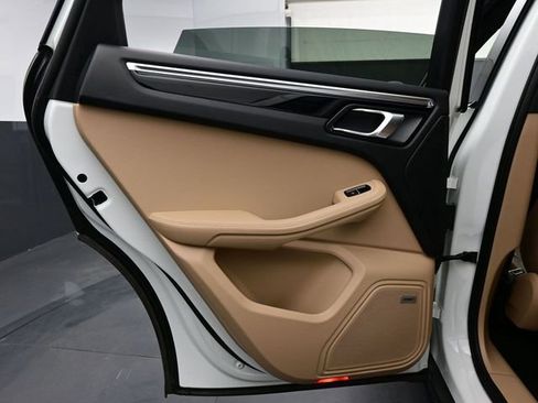 Certified 2021 Porsche Macan image 13