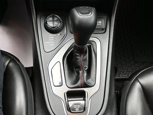 Used 2021 Jeep Cherokee Trailhawk image 27