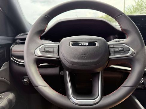 Used 2025 Jeep Compass Trailhawk AWD/4WD image 19