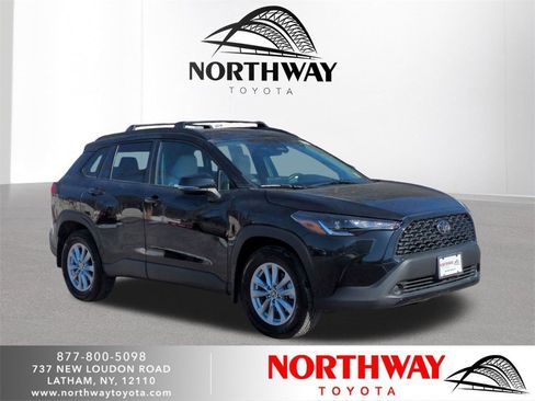 Used 2023 Toyota Corolla Cross LE image 1