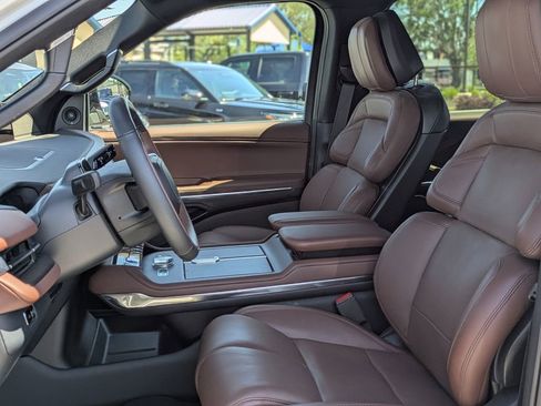 Used 2025 Lincoln Navigator Reserve AWD/4WD image 12
