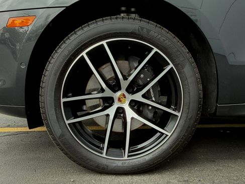 Certified 2025 Porsche Macan AWD/4WD image 11