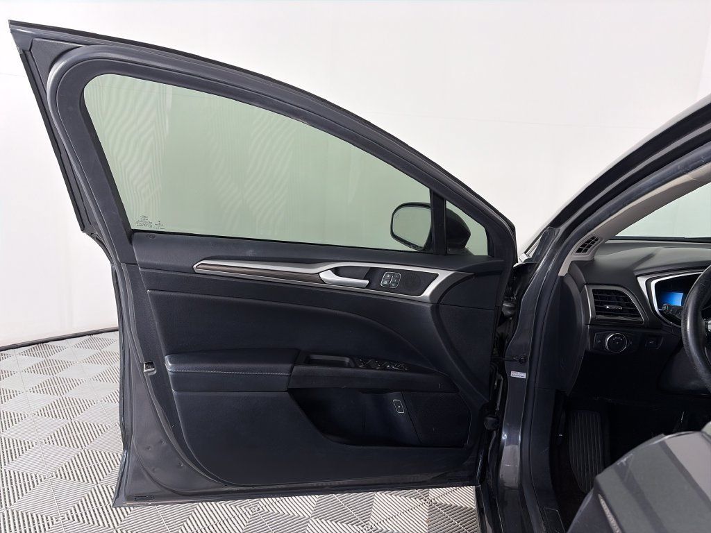 Used 2018 Ford Fusion SE w/ Equipment Group 602A FWD image 10