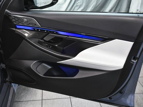 Used 2025 BMW M5 w/ Executive Package image 21