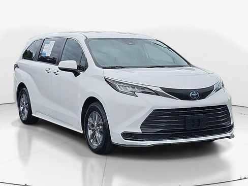 Used 2021 Toyota Sienna LE FWD image 3