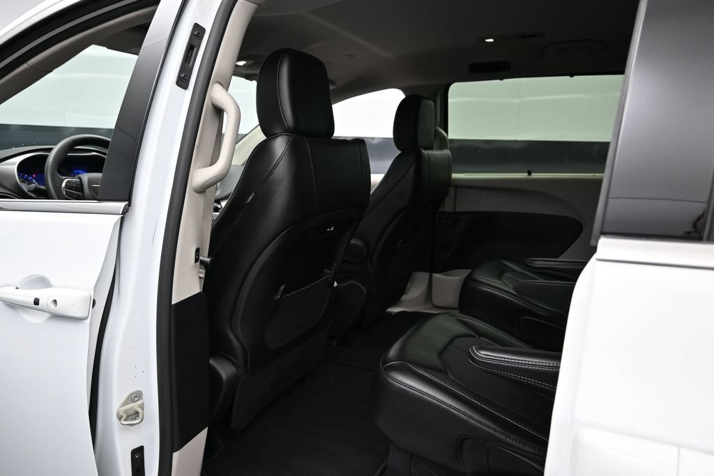 Used 2024 Chrysler Pacifica Touring-L FWD image 15