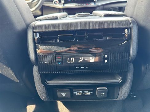 Used 2024 Jeep Wagoneer Series II w/ Flexible Seating Group AWD/4WD image 25