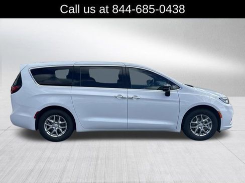 New 2026 Chrysler Pacifica Select image 4