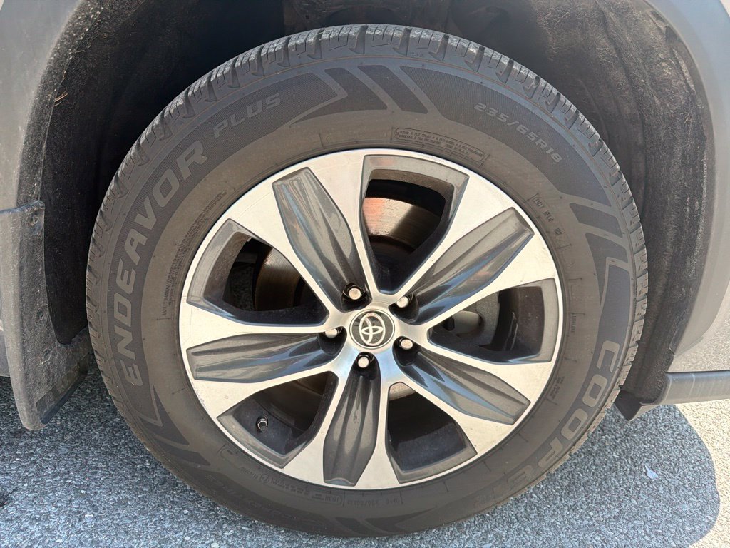 Used 2021 Toyota Highlander XLE AWD/4WD image 13
