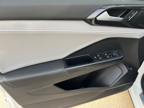 Certified 2022 Volkswagen Taos SEL image 13