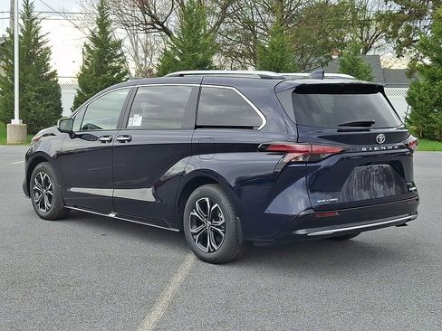 New 2026 Toyota Sienna Platinum image 8