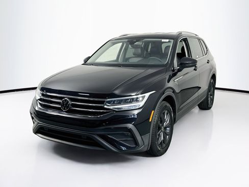 Used 2024 Volkswagen Tiguan SE FWD image 1