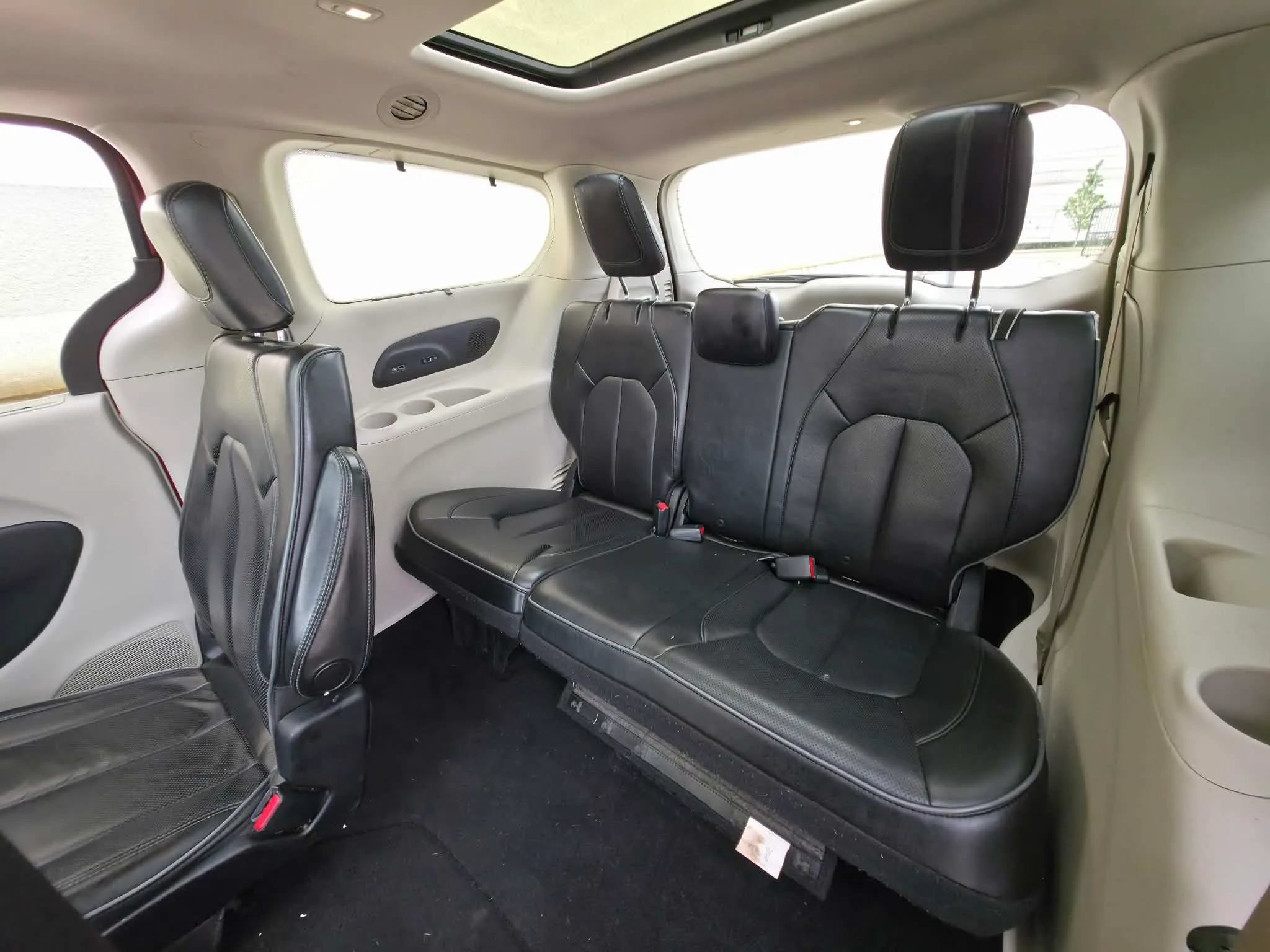Used 2018 Chrysler Pacifica Limited FWD image 11