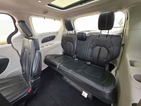 Used 2018 Chrysler Pacifica Limited FWD image 11