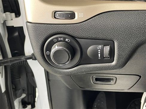 Used 2017 Jeep Cherokee Sport w/ Cold Weather Group image 13