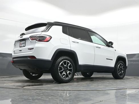 Used 2025 Jeep Compass Trailhawk AWD/4WD image 38