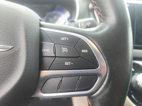 Used 2020 Chrysler Pacifica Touring-L FWD image 28