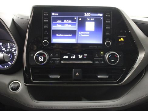 Used 2021 Toyota Highlander XLE image 10