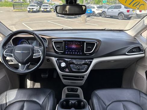 Used 2017 Chrysler Pacifica Touring-L FWD image 11