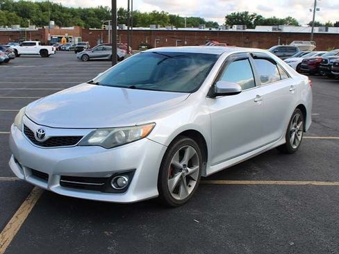 Used 2013 Toyota Camry SE w/ Leather Pkg FWD image 2
