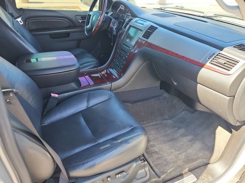 Used 2010 Cadillac Escalade Luxury image 15