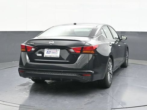 Used 2025 Nissan Altima 2.5 SV FWD image 12
