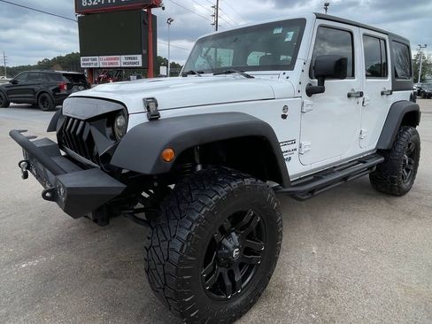 Used 2017 Jeep Wrangler Unlimited Sport w/ Connectivity Group AWD/4WD image 4
