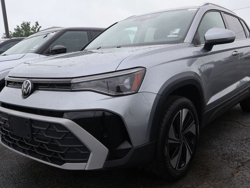 Used 2025 Volkswagen Taos SE AWD/4WD image 1