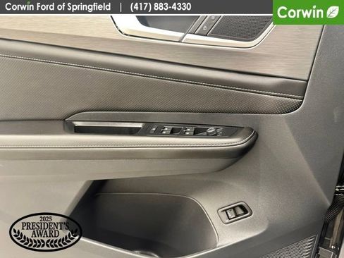 Used 2025 Volkswagen Atlas Cross Sport SE AWD/4WD image 32