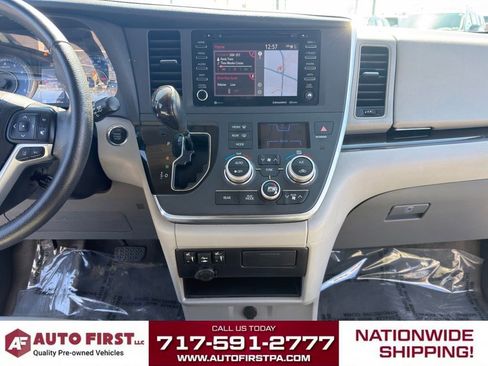 Used 2018 Toyota Sienna XLE w/ XLE Navigation Package FWD image 16