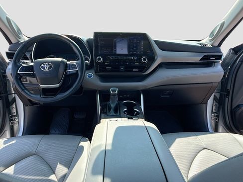 Used 2021 Toyota Highlander Limited AWD/4WD image 3