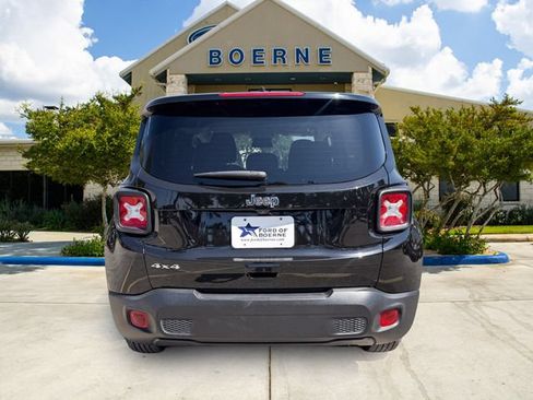 Used 2023 Jeep Renegade Latitude AWD/4WD image 4