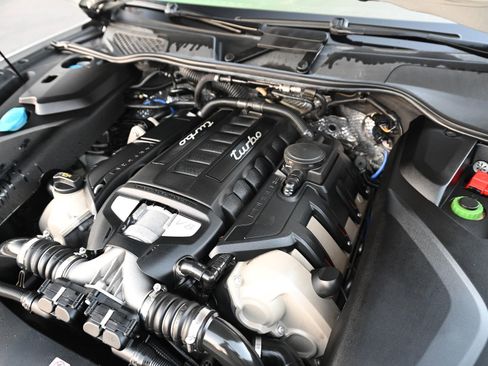 Used 2016 Porsche Cayenne Turbo image 21