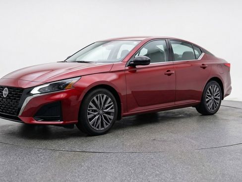 Used 2025 Nissan Altima 2.5 SV image 3