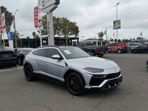 Used 2020 Lamborghini Urus AWD/4WD image 3