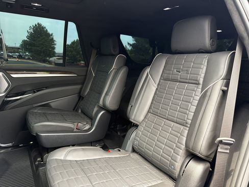 Used 2026 Cadillac Escalade Platinum Sport w/ LPO, Floor Liner Package AWD/4WD image 9
