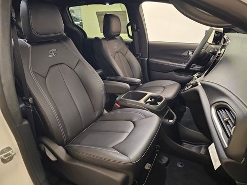 New 2026 Chrysler Pacifica Select FWD image 24