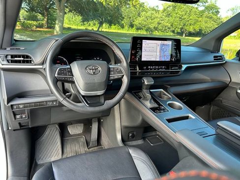 Used 2024 Toyota Sienna XSE FWD image 13