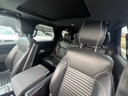 Used 2018 Land Rover Discovery HSE image 11