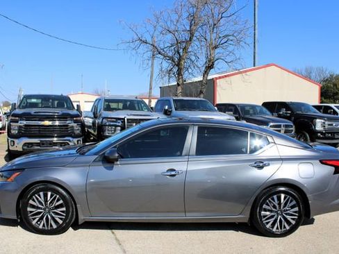 Used 2023 Nissan Altima 2.5 SV w/ SV Premium Package FWD image 6