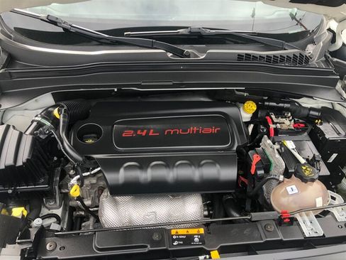 Used 2018 Jeep Renegade Latitude FWD image 17