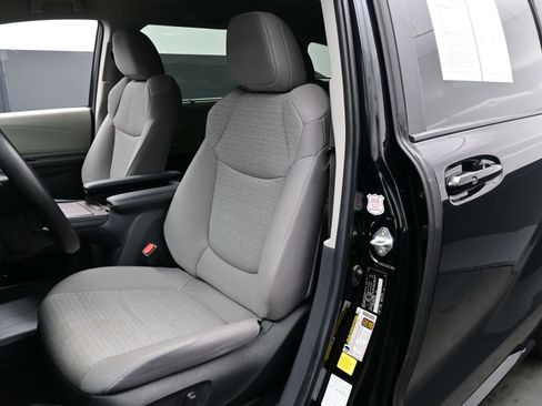 Used 2024 Toyota Sienna LE image 12