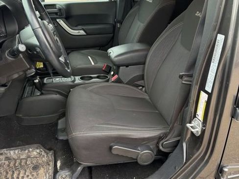 Used 2018 Jeep Wrangler Unlimited Sahara w/ Connectivity Group image 5