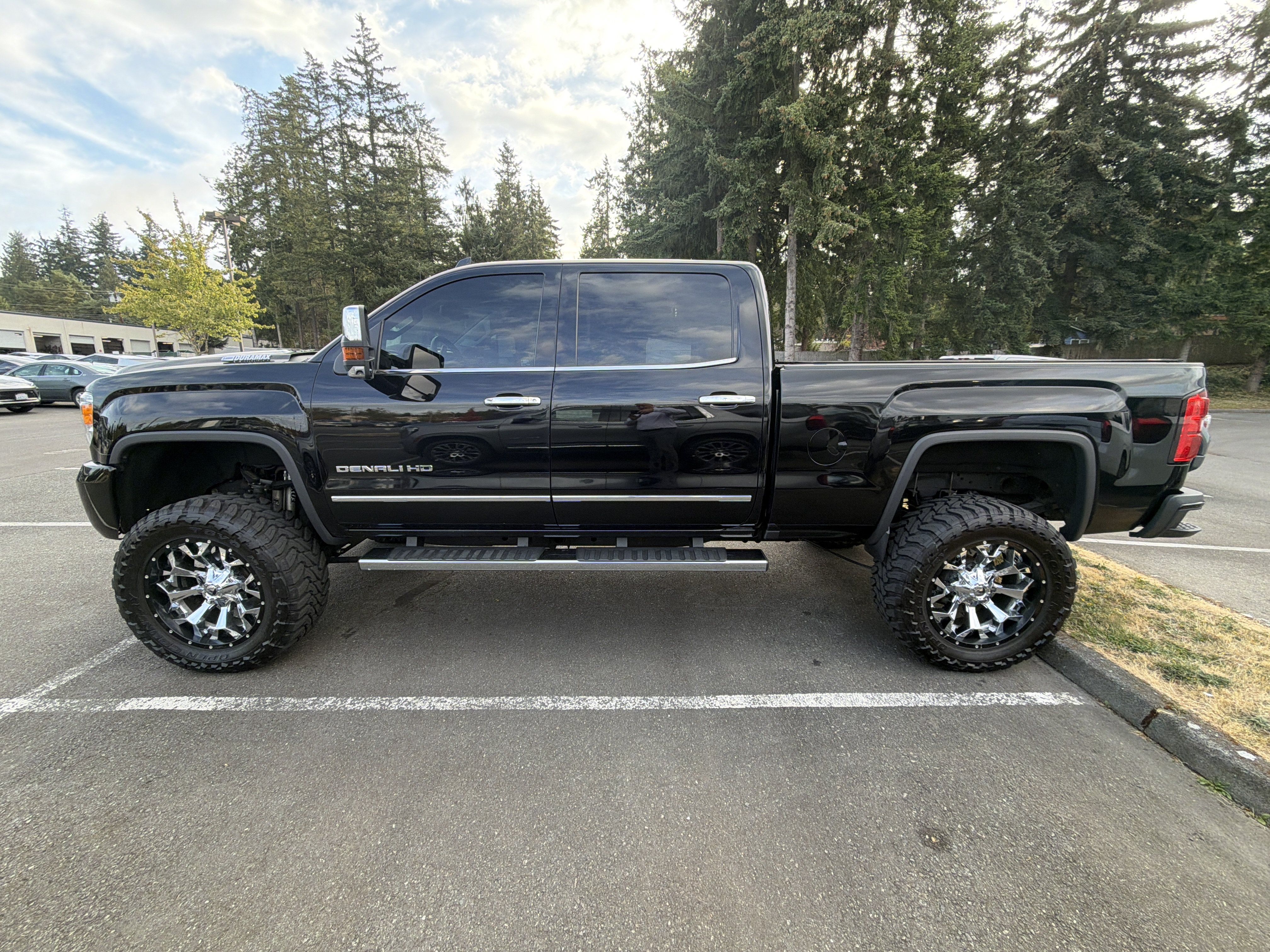 Used 2019 GMC Sierra 2500 Denali w/ Duramax Plus Package AWD/4WD image 3