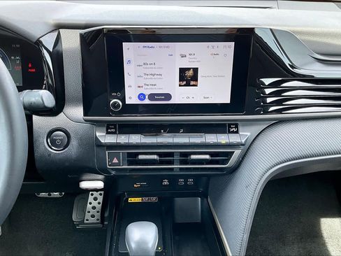 Used 2025 Toyota Camry SE FWD image 7