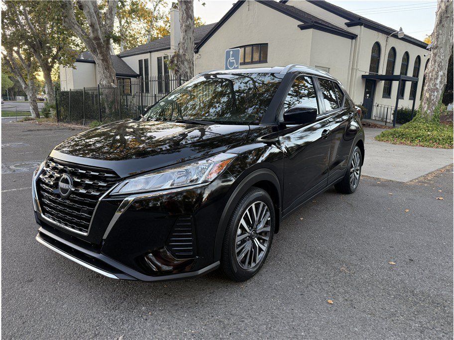 Used 2023 Nissan Kicks SV FWD image 1