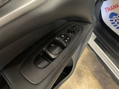 Used 2020 Nissan Pathfinder S image 11