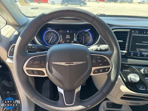 Used 2024 Chrysler Pacifica Touring-L FWD image 15