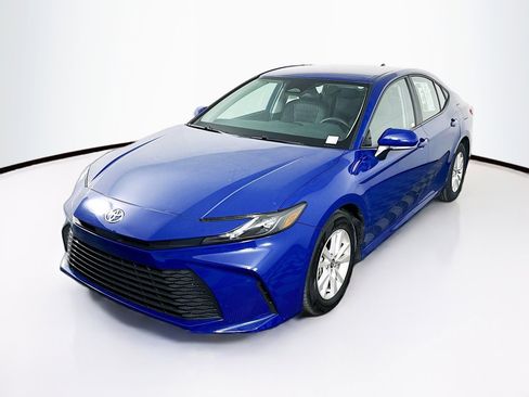 Used 2025 Toyota Camry LE image 3