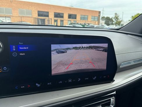 Used 2025 Chevrolet Traverse LT FWD image 25